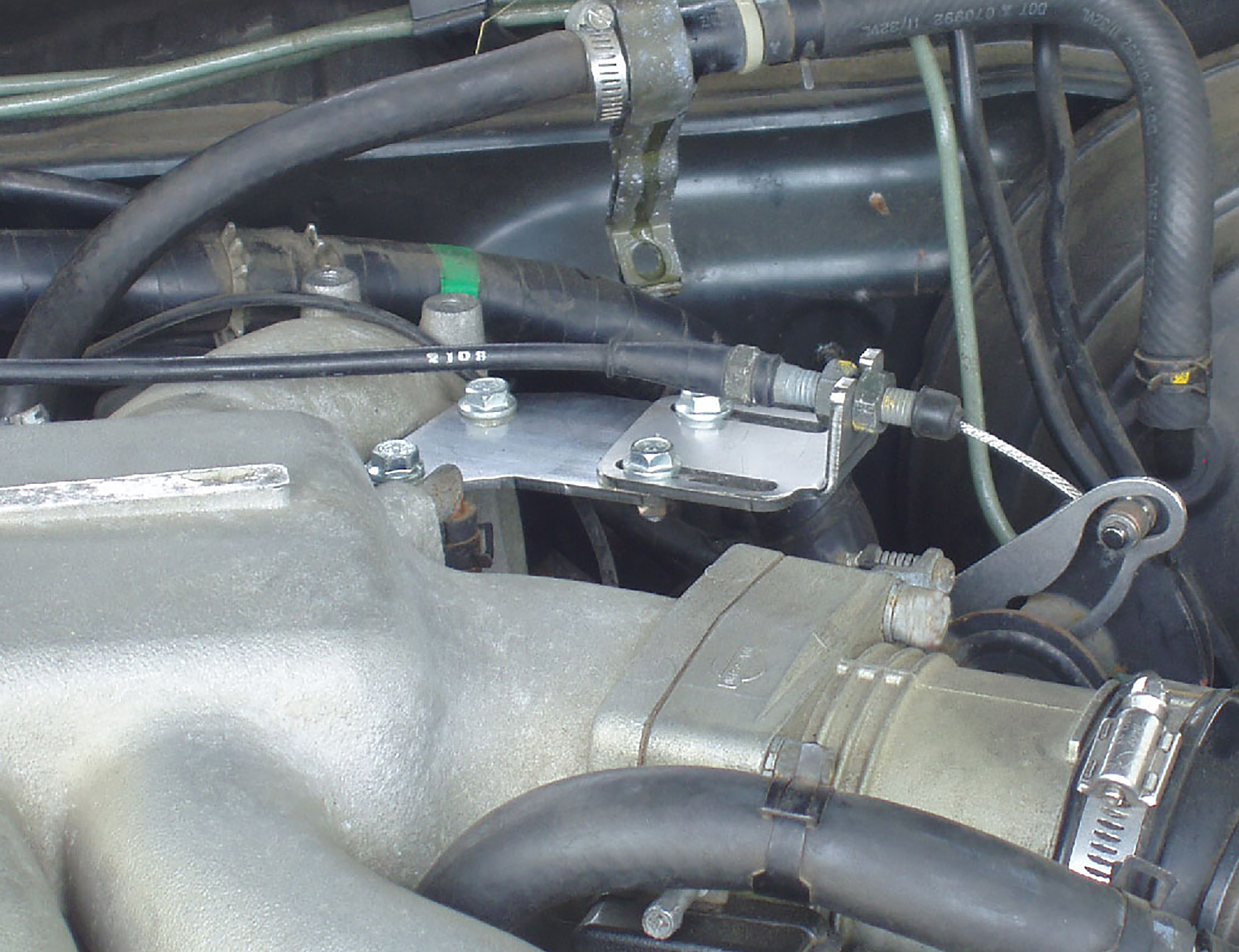 Soporte del cable del acelerador del Nissan Q45 - Serie 3