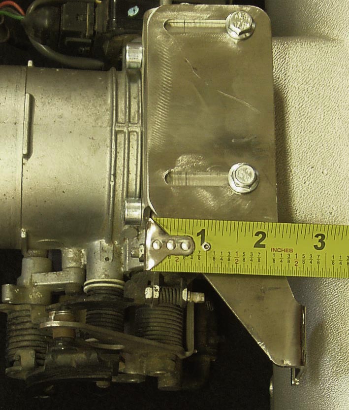 Soporte del cable del acelerador del Nissan Q45 - Serie 2